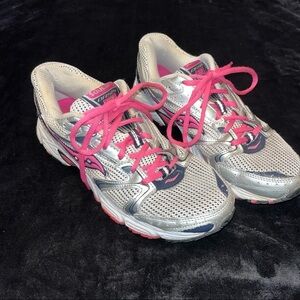 Saucony Oasis Silver and Pink Tennis shoes, size 9.5